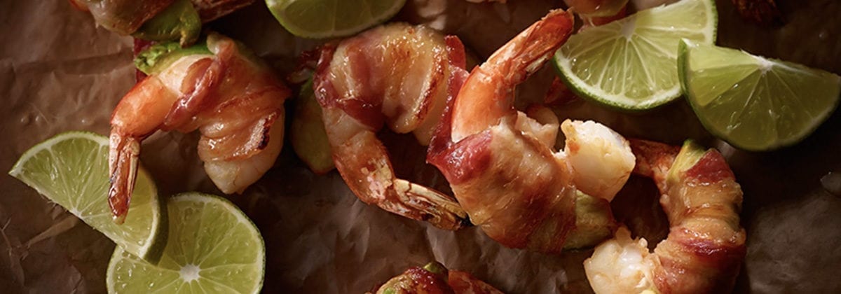 bacon wrapped shrimp with lime slices