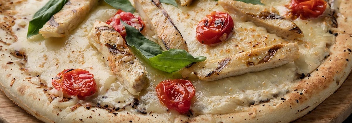 alfredo chicken pizza with tomato and basil