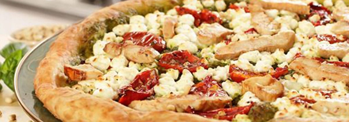 pesto pizza with tomato and chicken