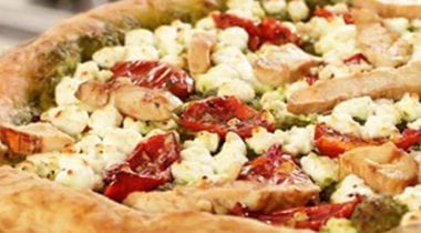 pesto pizza with tomato and chicken