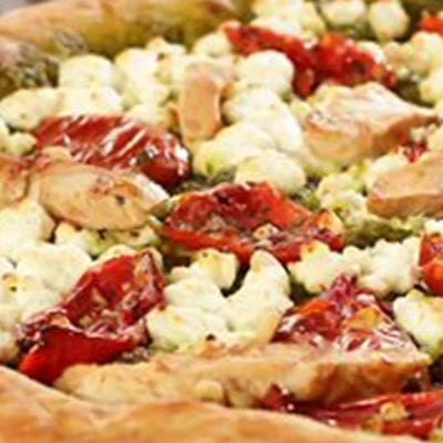pesto pizza with tomato and chicken