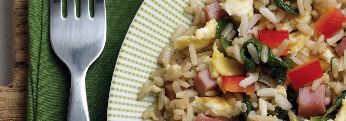 stir-fry with eggs, ham, greens and red peppers