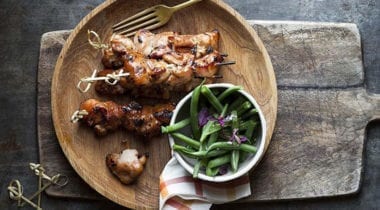 chicken skewers with green beans
