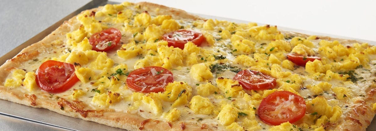 breakfast pizza with tomatoes
