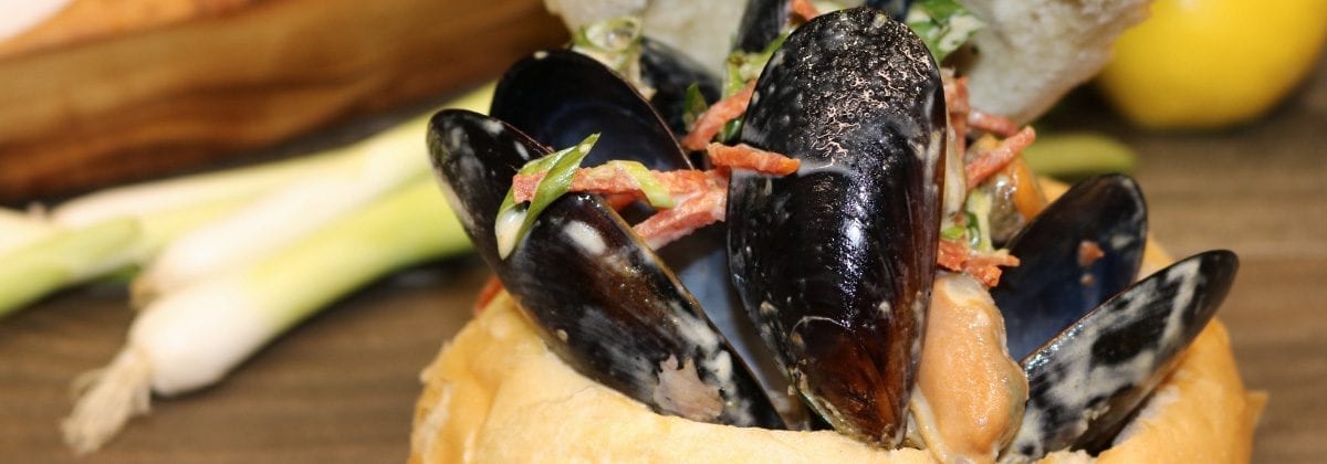 mussels in a bread bowl